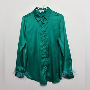 L.I.F.E. women’s size M Emerald Satin Blouse Feather Cuffs Stretch(A407)✨